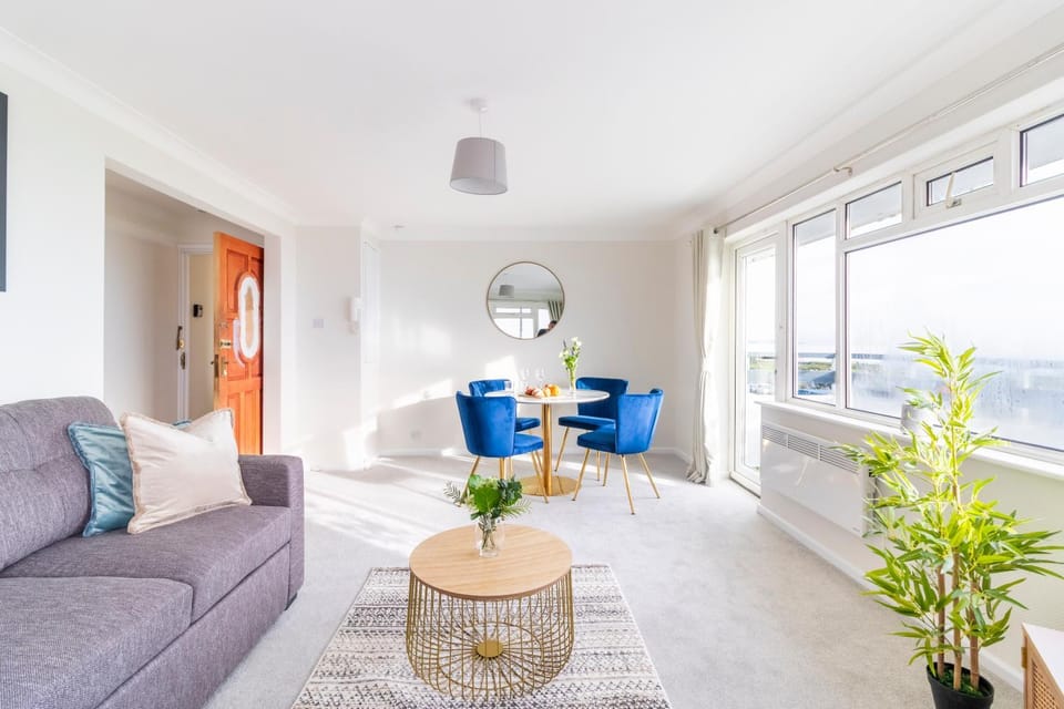 WOW! SeaView Beach Apartment Sleeps 6-Free Parking Apartment in Bournemouth