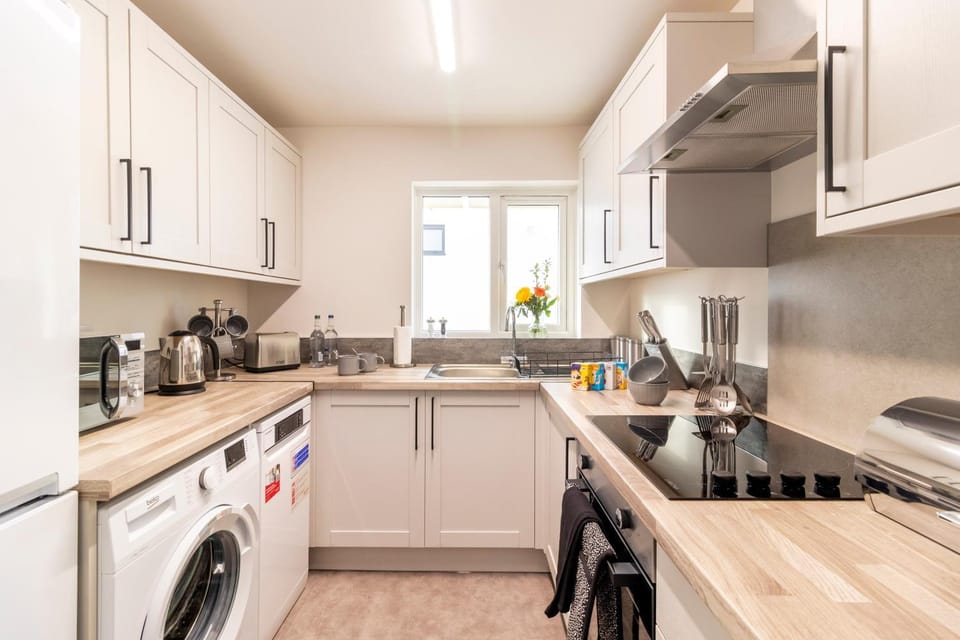 WOW! SeaView Beach Apartment Sleeps 6-Free Parking Apartment in Bournemouth