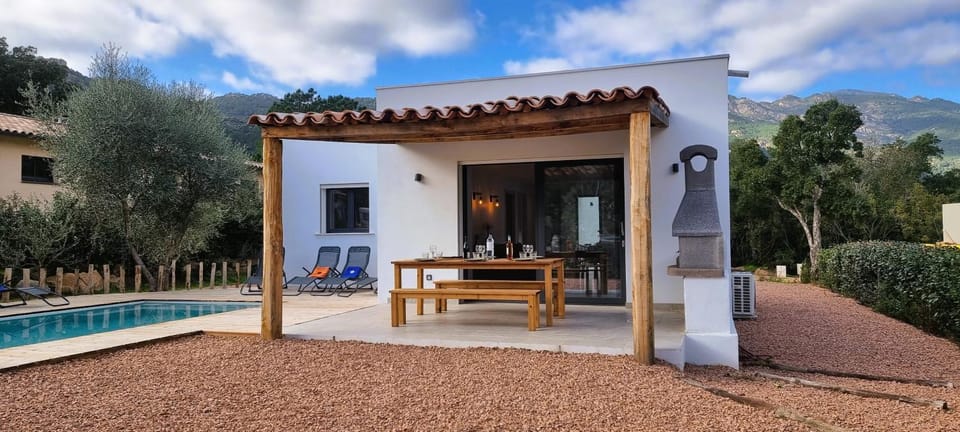 Villa Bruna, 8 pers, piscine, 15 minutes plage en voiture Villa in Zonza