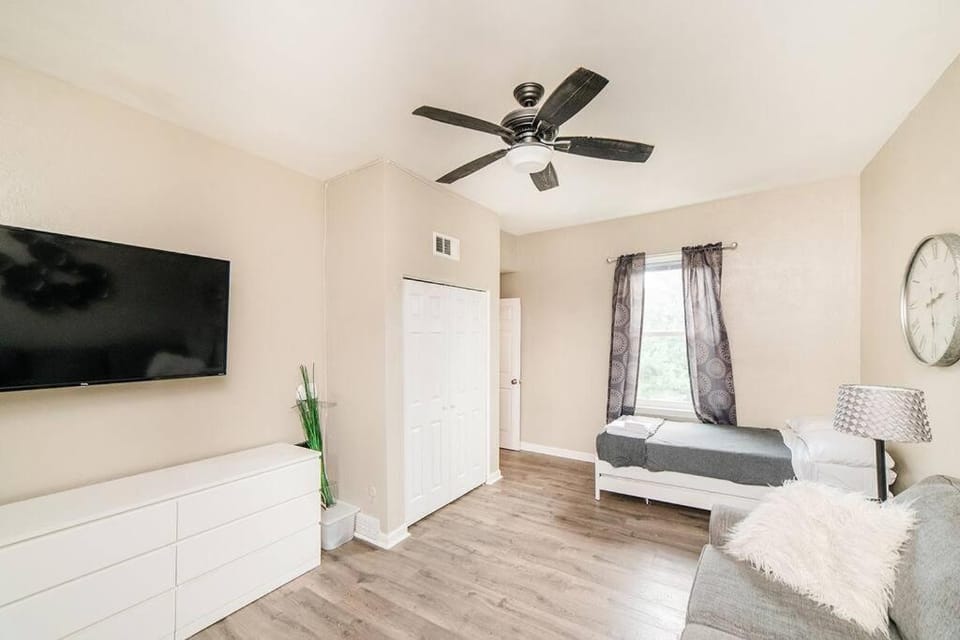 Bed, TV and multimedia, Living room, Photo of the whole room, Seating area