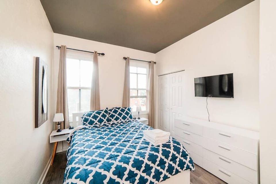 Bed, TV and multimedia, Bedroom