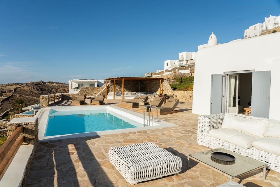 Patio, Swimming pool, sunbed