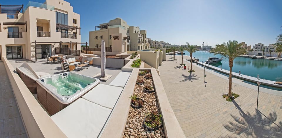 Property building, Day, Neighbourhood, Natural landscape, Pool view, Street view, sunbed