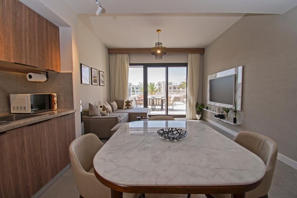 TV and multimedia, Kitchen or kitchenette, Living room, Decorative detail, Decorative detail, Seating area, Dining area, minibar, stove