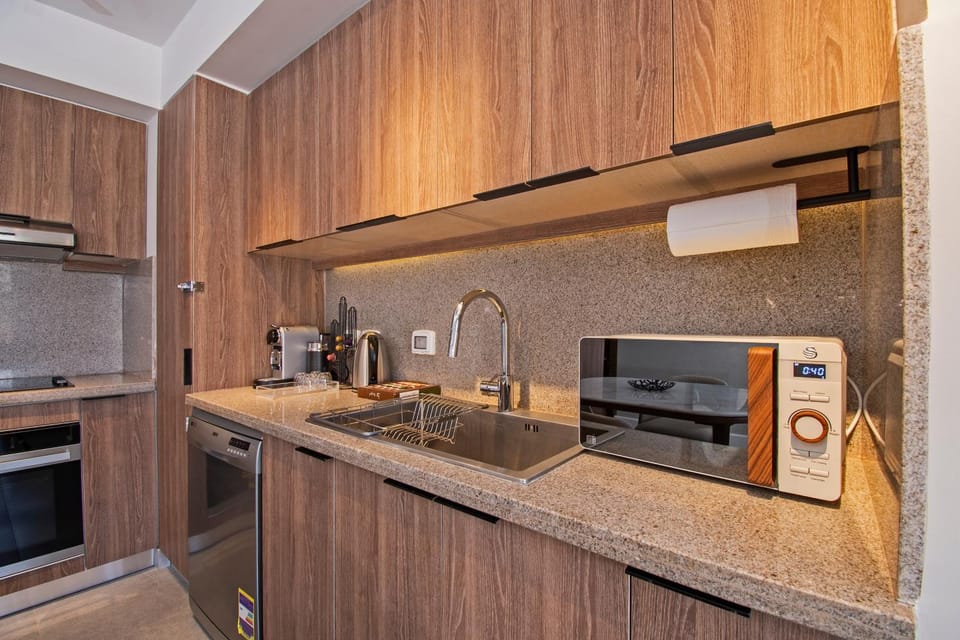 Coffee/tea facilities, Kitchen or kitchenette, stove
