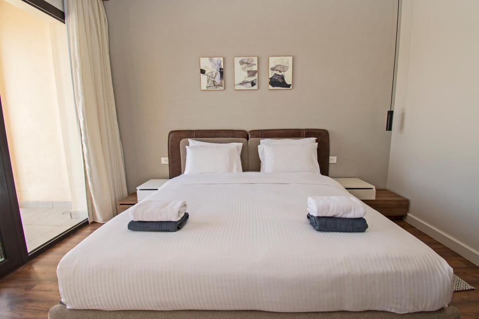 Bed, Photo of the whole room, towels