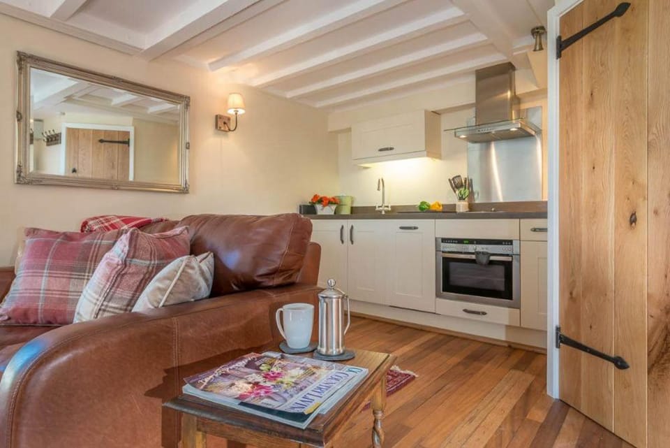 Property building, Kitchen or kitchenette, Living room, Seating area, Dining area, pet friendly