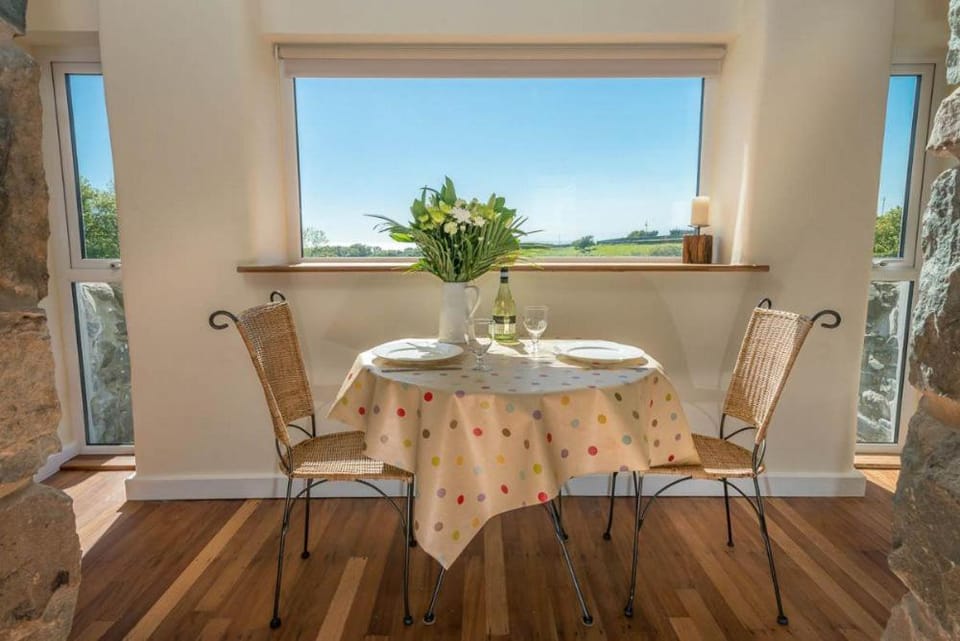 Property building, Seating area, Dining area