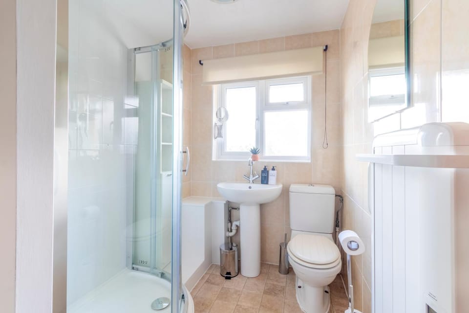 Breath Taking Sea View 2 bedroom Sleeps 6- Parking Apartment in Bournemouth