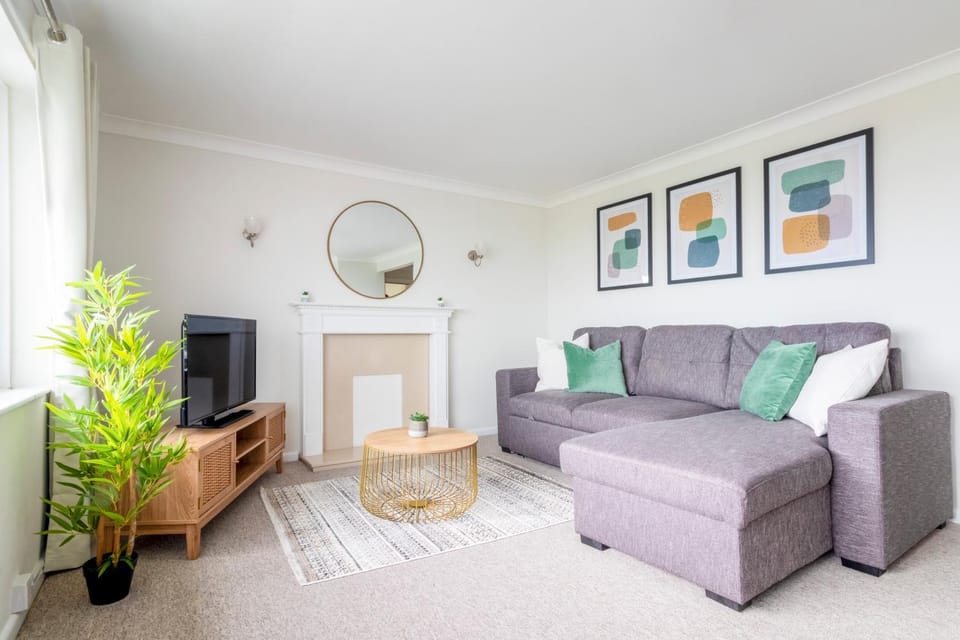 Breath Taking Sea View 2 bedroom Sleeps 6- Parking Apartment in Bournemouth