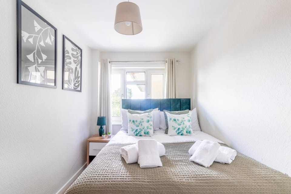 Breath Taking Sea View 2 bedroom Sleeps 6- Parking Apartment in Bournemouth