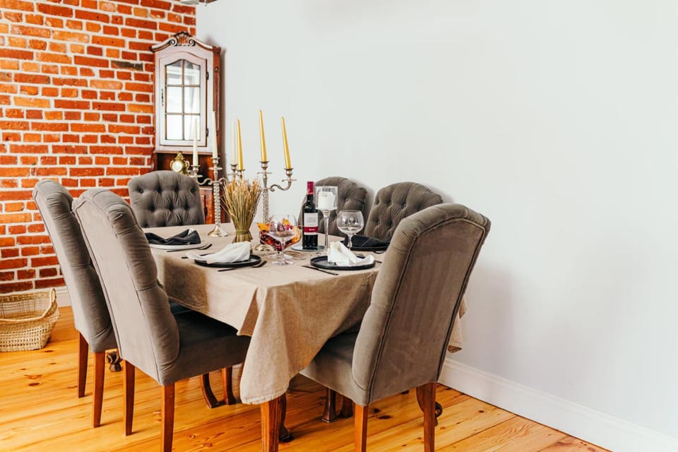 Living room, Food and drinks, Seating area, Dining area, Food