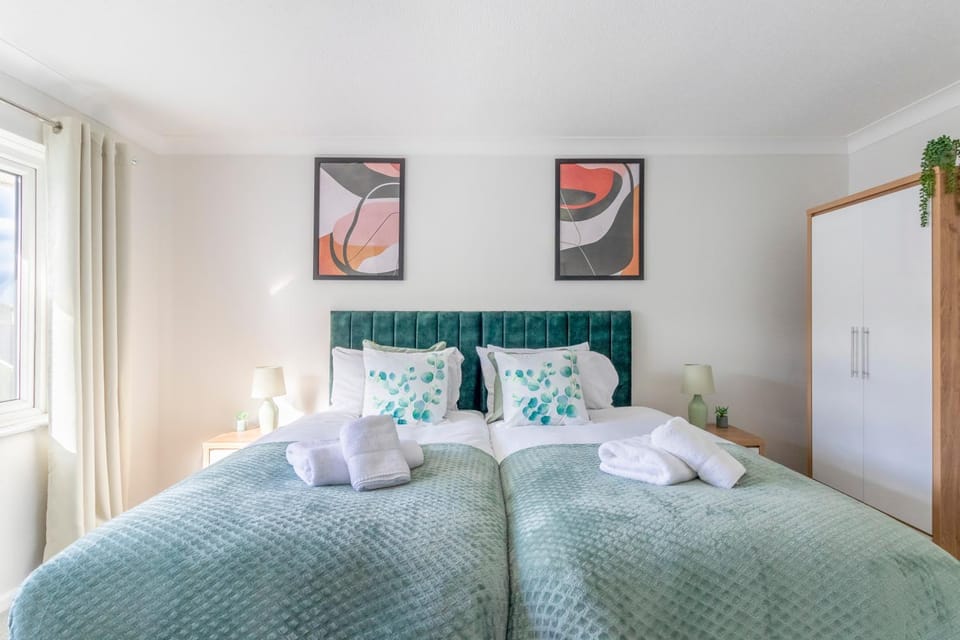 Panoramic Sea View Apartment Sleeps 4-Free Parking Apartment in Bournemouth