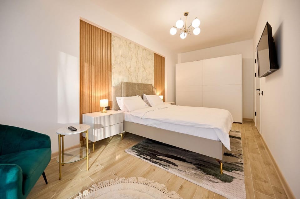 Bed, TV and multimedia, Photo of the whole room, Bedroom