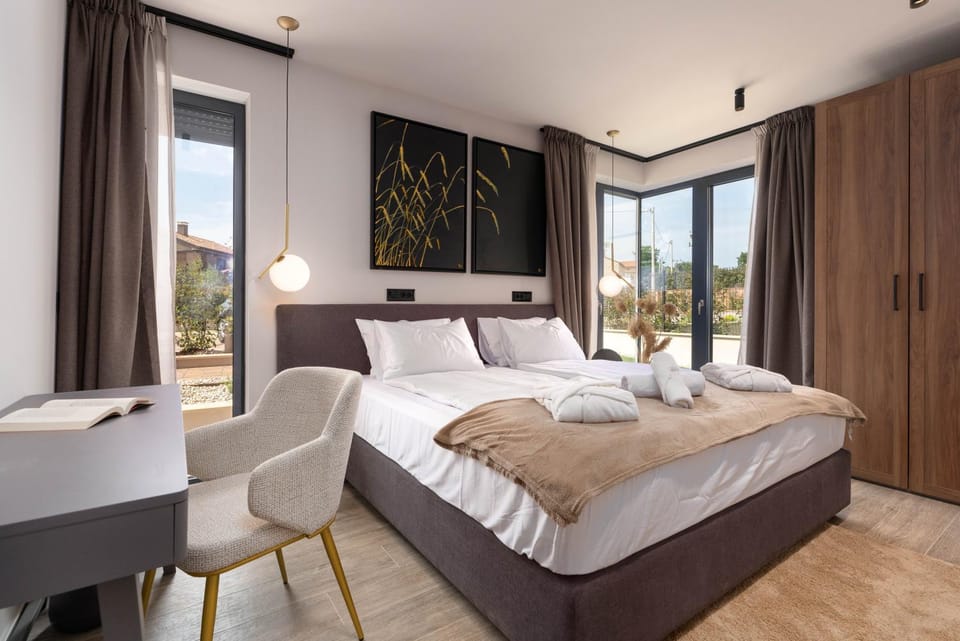 Bedroom, towels