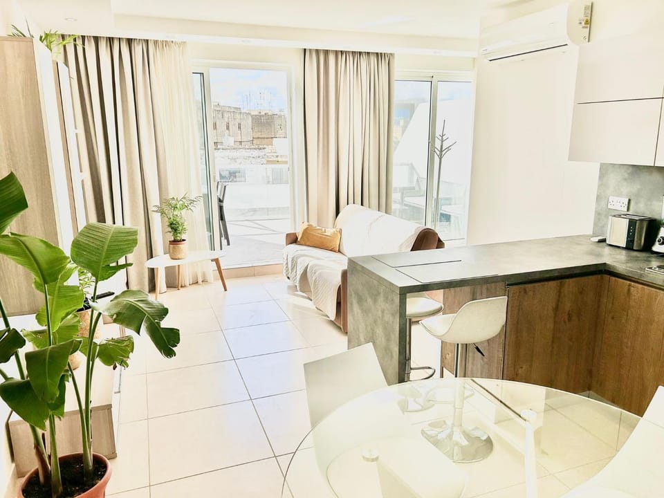 Kitchen or kitchenette, Living room, Seating area, Dining area