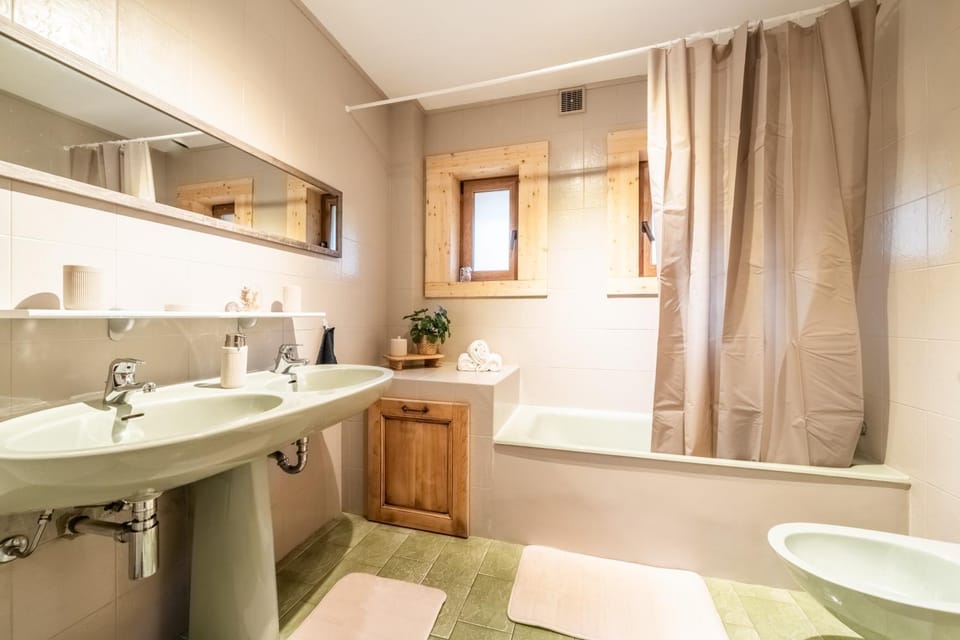 Bathroom, Living room