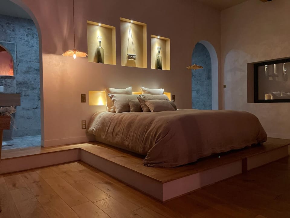 Bed, Photo of the whole room, Bedroom