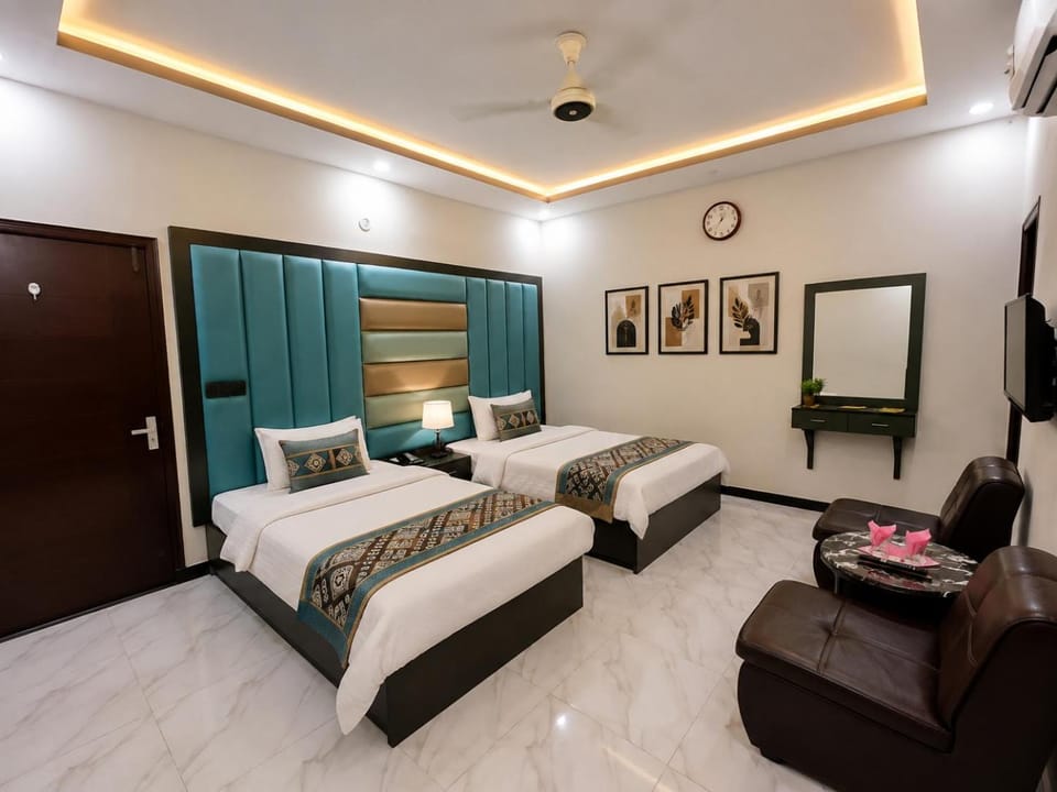 Bed, TV and multimedia, Seating area, Bedroom