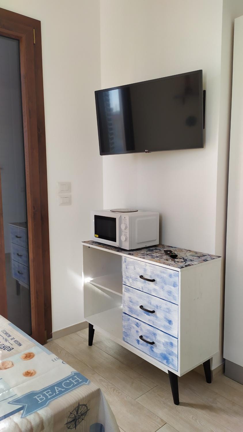 Bed, TV and multimedia, Kitchen or kitchenette, hair dresser