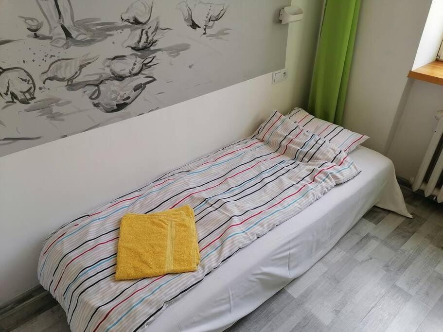 Bed, Photo of the whole room, towels