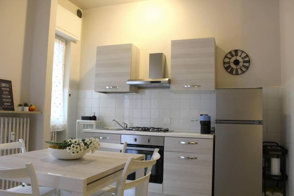 Kitchen or kitchenette, Dining area, stove