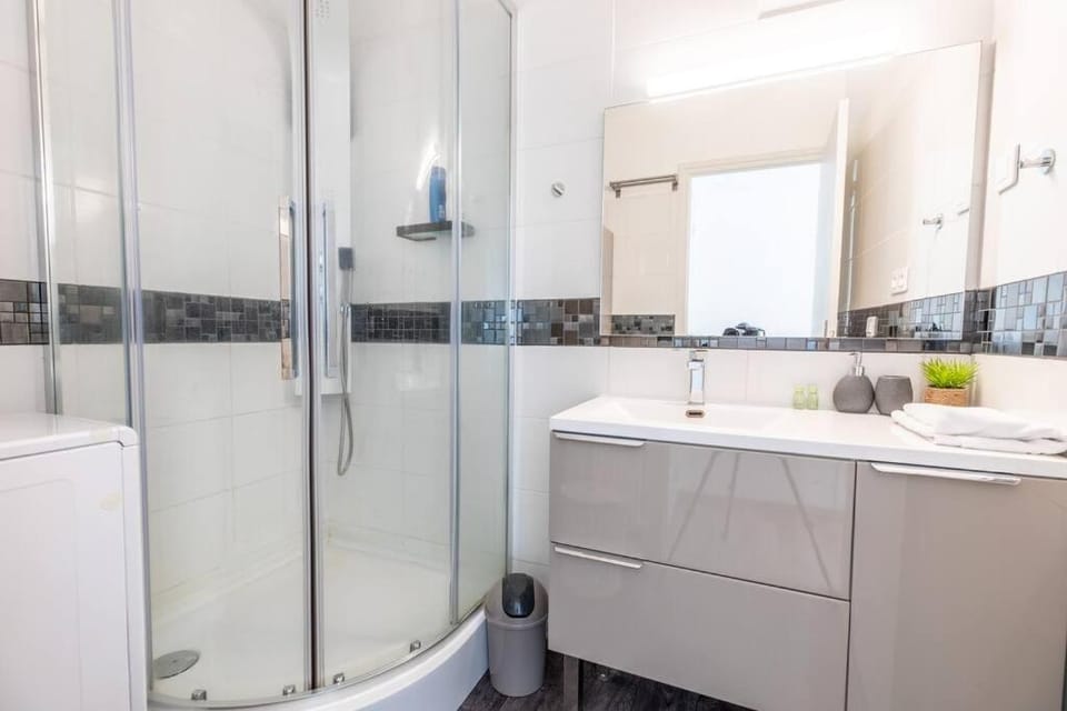 Shower, Bathroom, towels