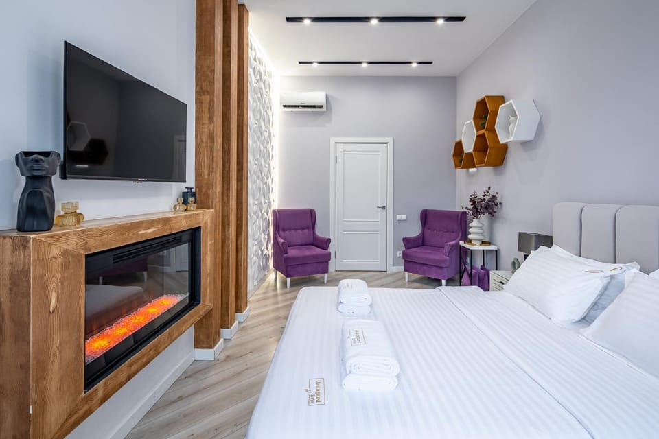 Bed, TV and multimedia, Photo of the whole room, Seating area, Bedroom, air conditioner