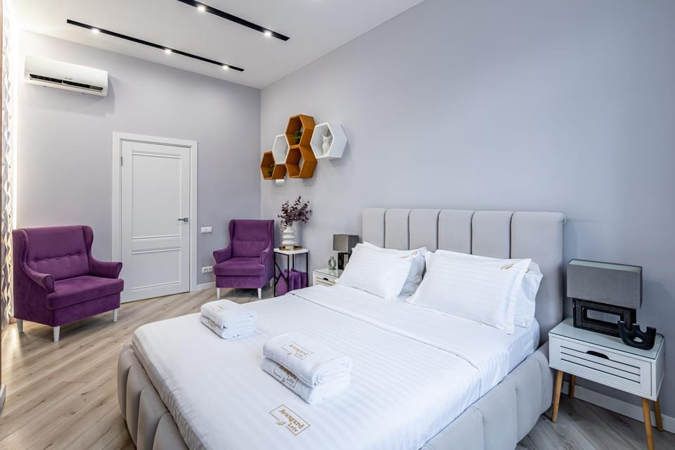 Bed, TV and multimedia, Photo of the whole room, Seating area, Bedroom, towels, air conditioner