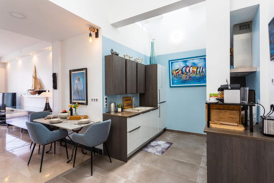 Kitchen or kitchenette, Dining area