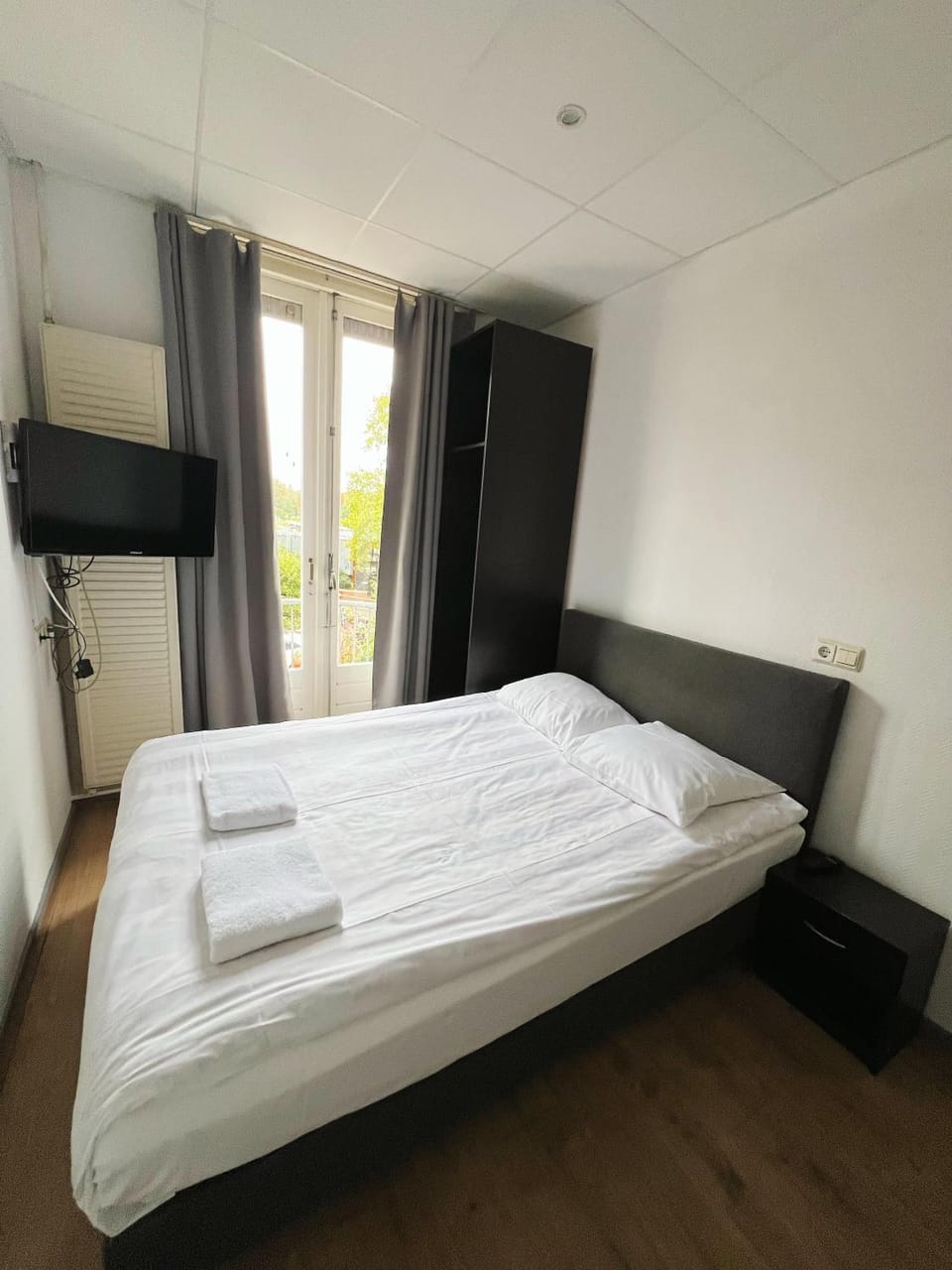 Bed, TV and multimedia, Photo of the whole room, Bedroom, towels, wardrobe