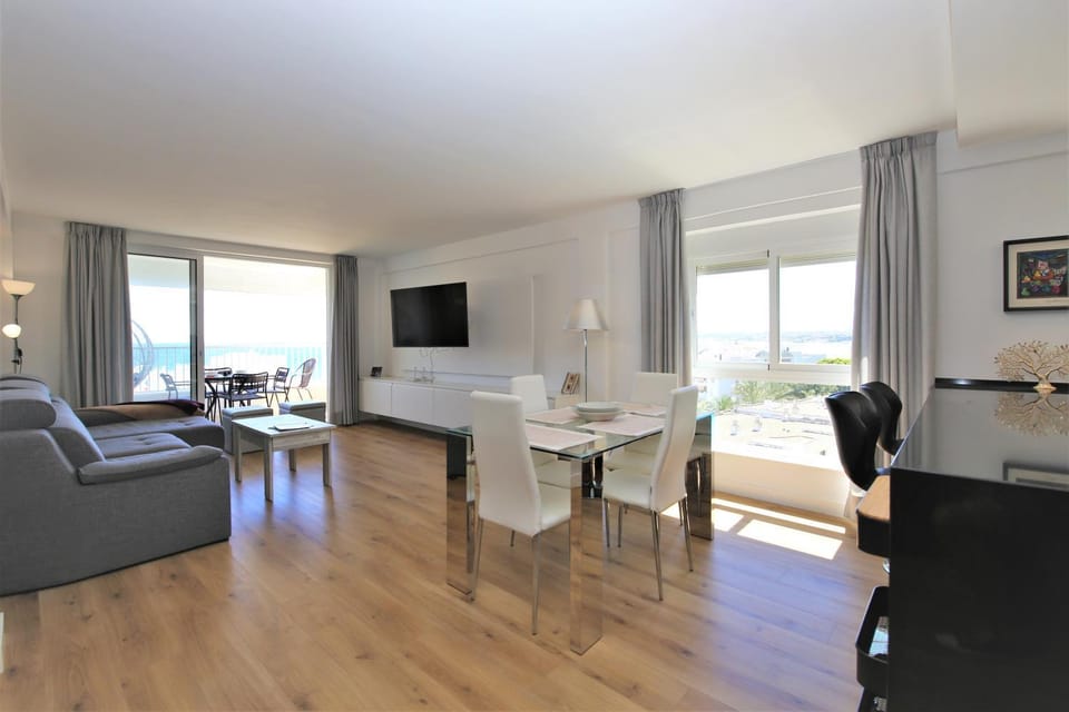 TV and multimedia, Living room, Seating area, Dining area