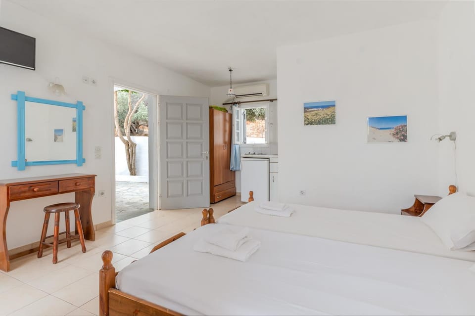 Property building, Living room, Bedroom