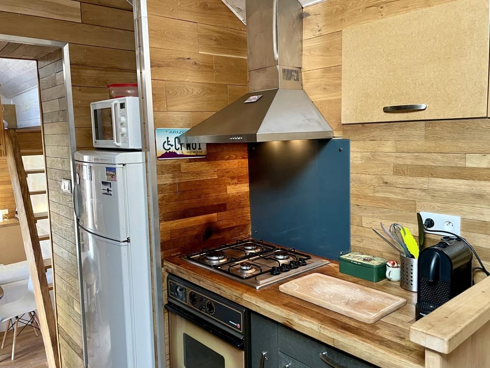 Coffee/tea facilities, Kitchen or kitchenette, oven, stove, toaster