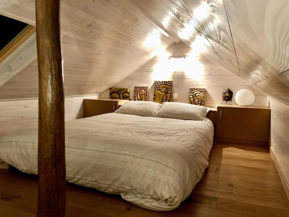 Bed, Photo of the whole room, Bedroom