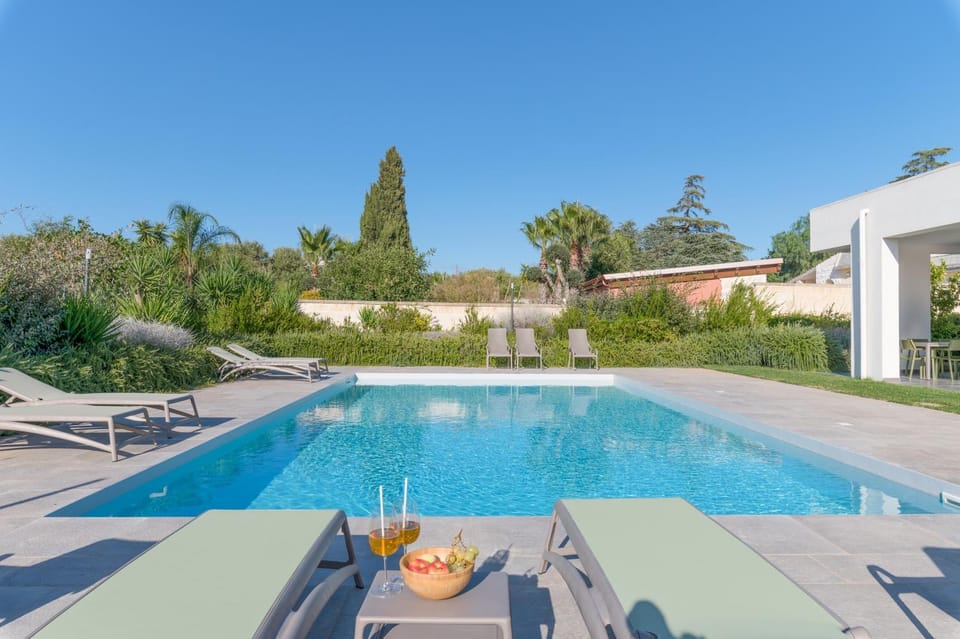Swimming pool, sunbed