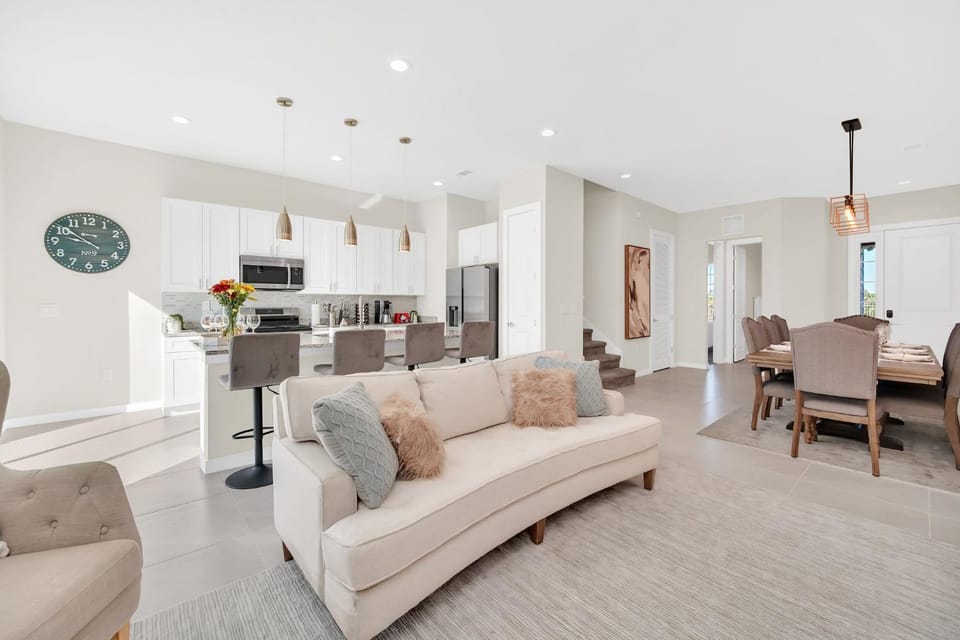 Kitchen or kitchenette, Living room, Seating area, Dining area