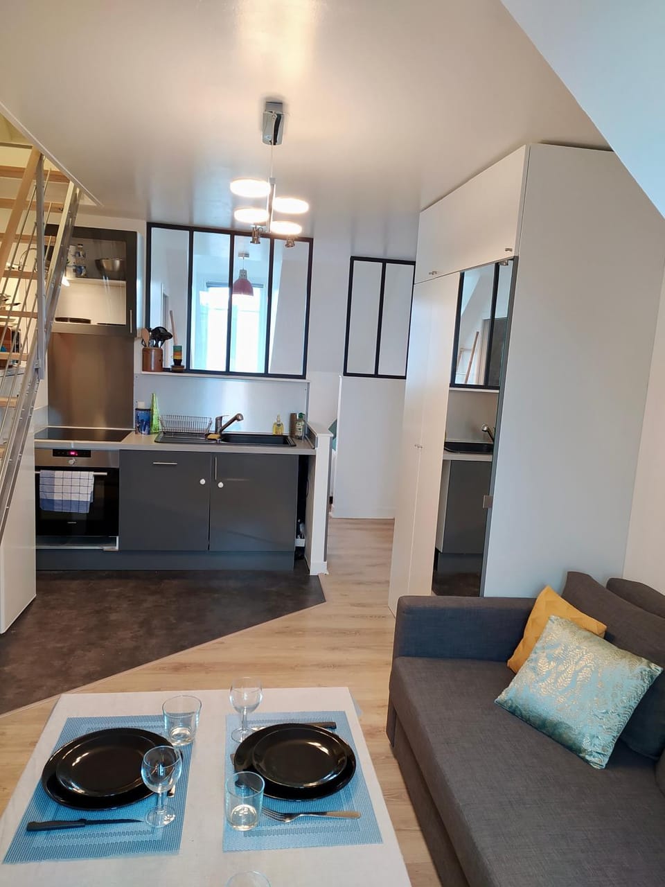 Kitchen or kitchenette, Dining area, stove
