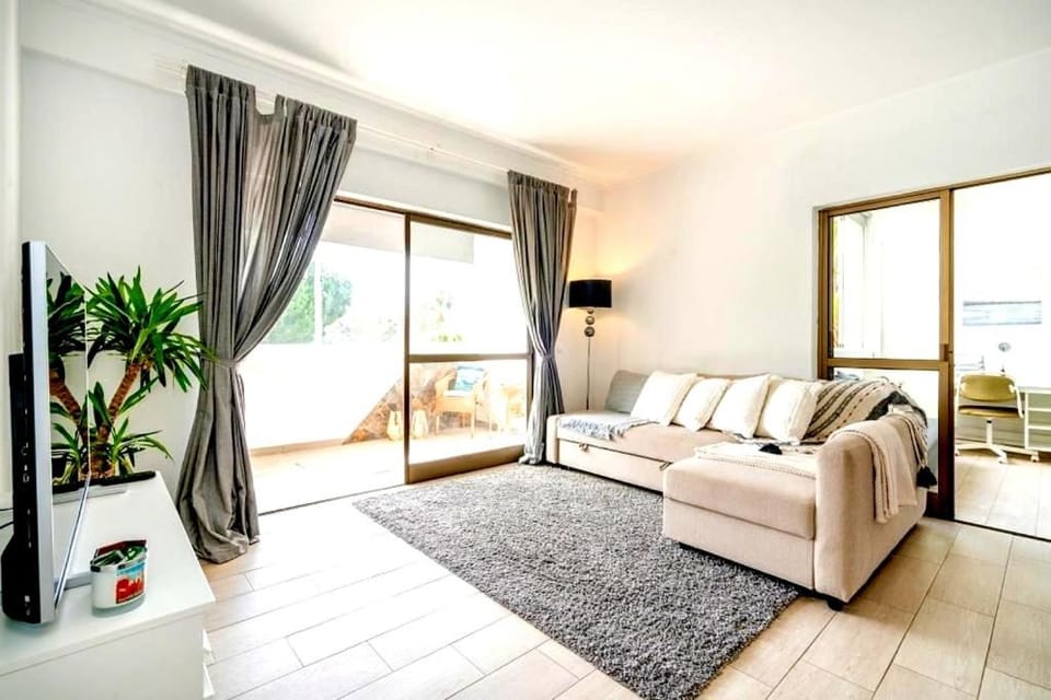 Bright & Relaxing Retreat near Vilamoura Marina Apartment in Quarteira