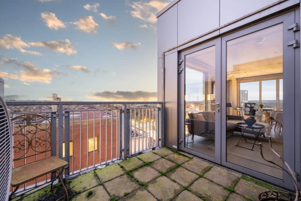 Stunning 2BR Apt Bromley Views Terrace Apartment in Bromley