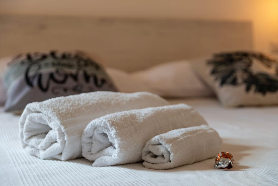 Bed, Bedroom, towels