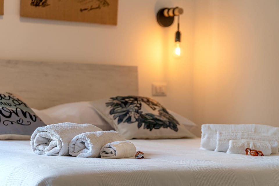 Bed, Bedroom, towels