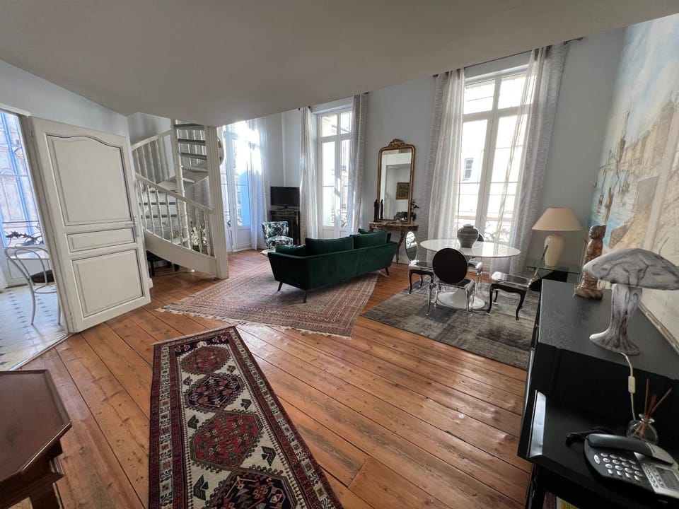(A)Typique Chartrons Apartment in Bordeaux