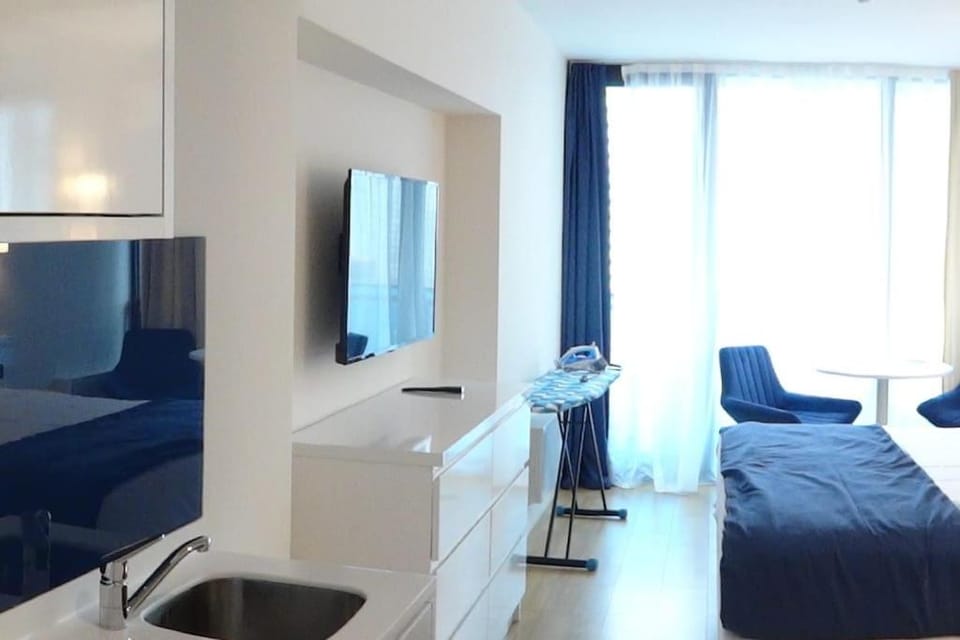 Bed, TV and multimedia, Photo of the whole room