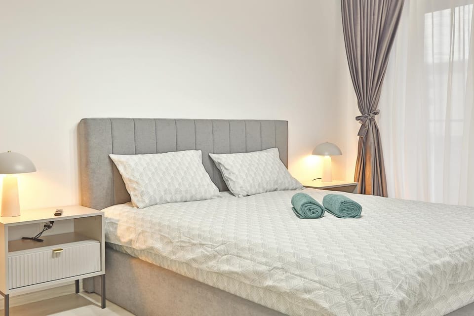 Bed, Bedroom, towels