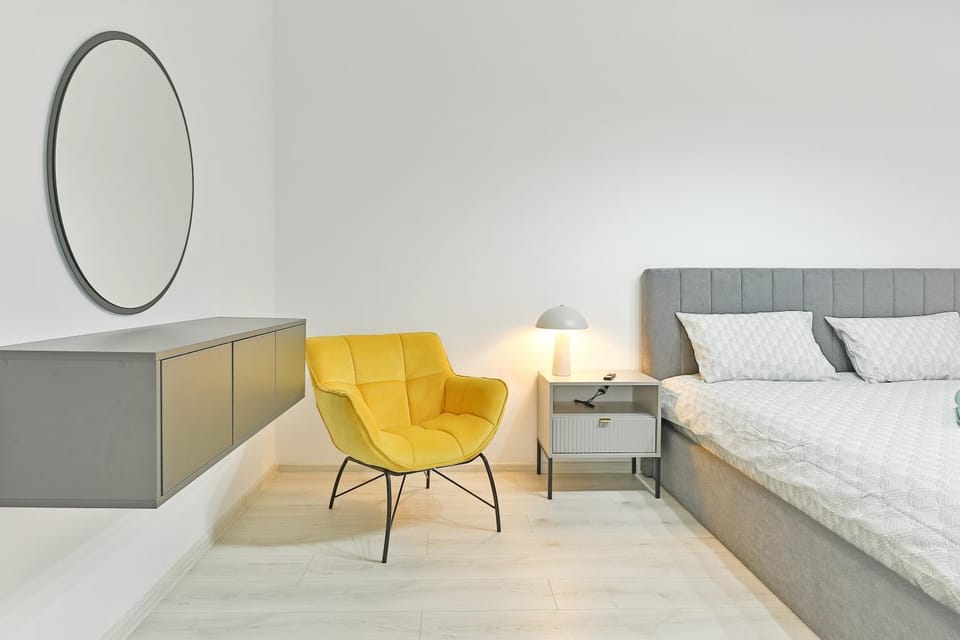 Bed, Seating area, Bedroom