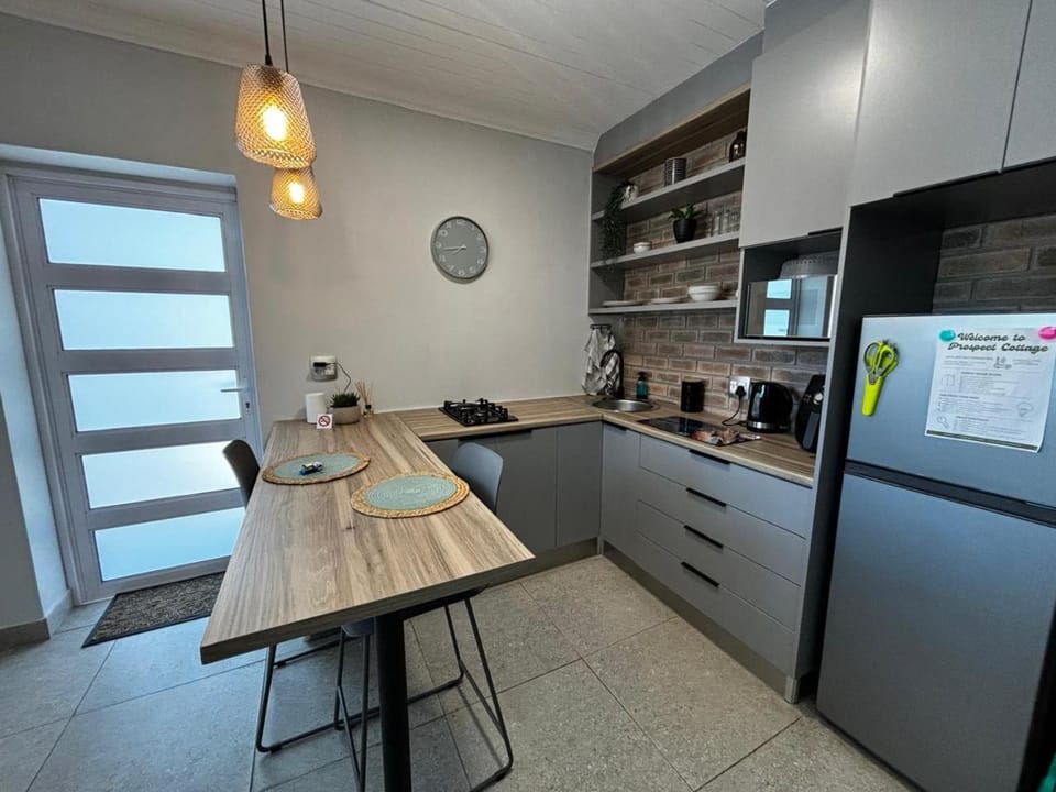 Coffee/tea facilities, Kitchen or kitchenette, Dining area, stove