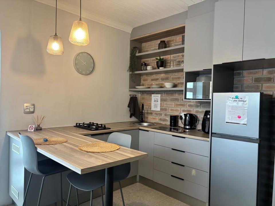 Coffee/tea facilities, Dining area, stove, toaster