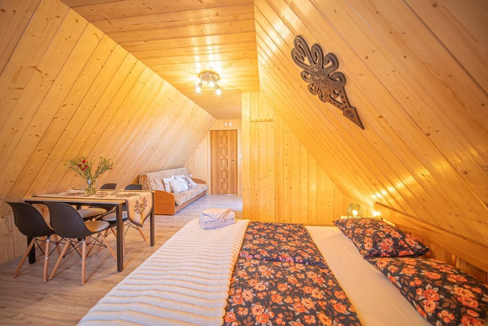 Bed, Photo of the whole room, Seating area, Dining area, Bedroom