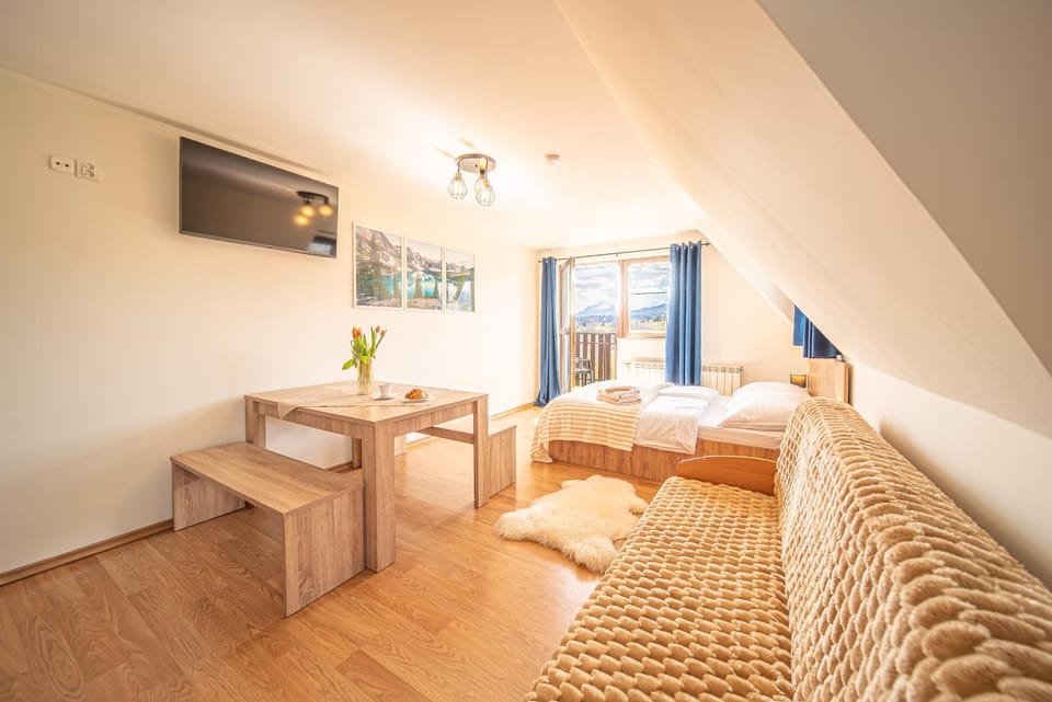 Bed, TV and multimedia, Living room, Photo of the whole room, Seating area, Dining area, Bedroom